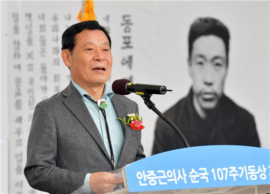 윤장현 광주시장, 안중근 의사 순국 107주기 동상 제막식 참석