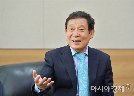 윤장현 광주광역시장은 지난 14일 차기정부에 요청하는 대선공약으로 7대 분야 24개 세부과제를 제시했다. 총 43조6878억원 규모에 이르는 이 공약이 각 정당과 후보들이 실제 대선 공약사항으로 채택할 수 있도록 ‘공약 세일즈’활동을 설명하고 있다. 
