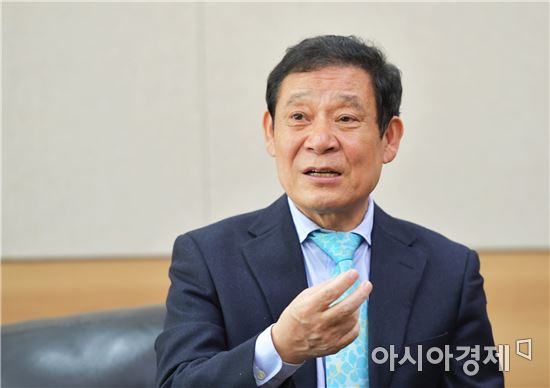 윤장현 광주광역시장은 지난 14일 차기정부에 요청하는 대선공약으로 7대 분야 24개 세부과제를 제시했다. 총 43조6878억원 규모에 이르는 이 공약이 각 정당과 후보들이 실제 대선 공약사항으로 채택할 수 있도록 ‘공약 세일즈’활동을 설명하고 있다. 