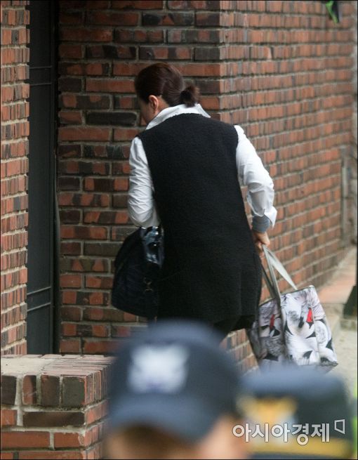 [포토]오늘도 어김없이 출근하는 '박근혜 올림머리' 미용사