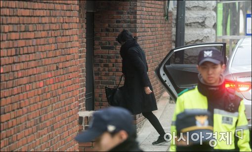 [포토]박근혜 자택 들어가는 '올림머리' 미용사