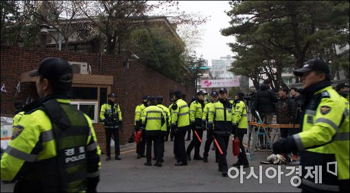 [포토]박근혜 자택 순찰도는 경찰들