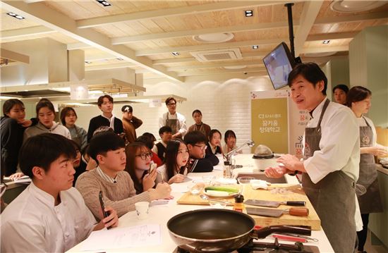지난해 11월 열린 청소년 진로교육 프로그램 'CJ꿈키움창의학교'에서 이연복 셰프가 청소년들을 대상으로 중식 요리 특강을 진행하고 있다.
