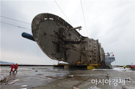 반잠수식 선박에 거치된 세월호 선체(사진:해양수산부)