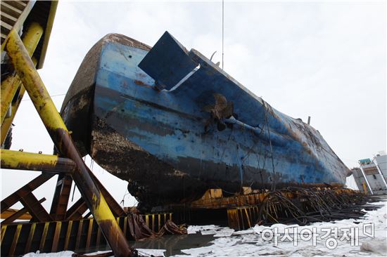 반잠수식 선박에 거치된 세월호 선체(사진:해양수산부)