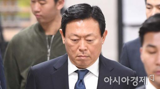 [포토]고개 숙인 신동빈 회장 
