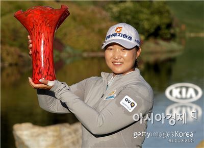 이미림이 기아클래식 우승 직후 트로피를 들고 포즈를 취하고 있다. 칼스배드(美 캘리포니아주)=Getty images/멀티비츠