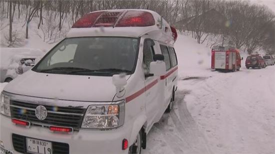 눈사태가 발생한 일본 도치기현 나스마치 스키장 인근에 구급차가 대기하고 있다. (사진=NHK방송홥면 캡처)