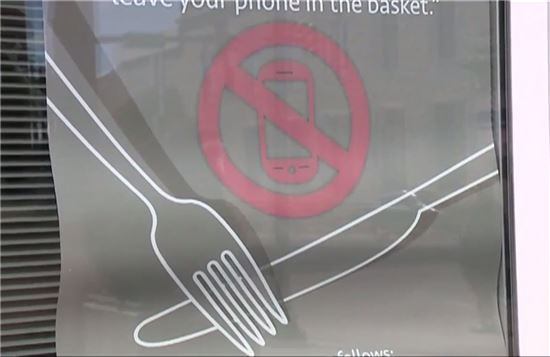 '핸드폰 없는 식사' 권유하는 포스터 / 사진=WWMT 홈페이지 영상 캡처