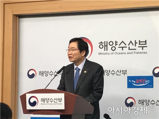 김영석 해양수산부 장관이 27일 정부세종청사에서 기자들과 만나 세월호 인양 과정에 대한 배경브리핑을 하고 있다.