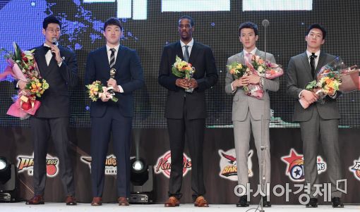 [포토]프로농구 베스트5 수상하는 오세근·이승현·헤인즈·박찬희·이정현