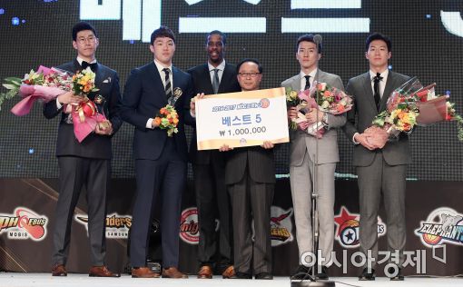 [포토]프로농구 베스트5 수상하는 오세근·이승현·헤인즈·박찬희·이정현