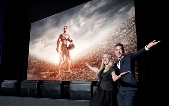 삼성전자 모델들이 27일(현지시간) 미국 라스베이거스에 위치한 씨네마크(Cinemark) 극장에서 삼성전자가 세계 최초로 출시한 극장전용 LED 스크린인 '삼성 시네마 스크린'을 소개하고 있다.

