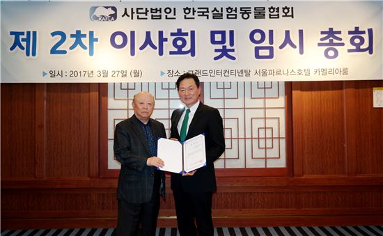 장재진 오리엔트바이오 대표이사 회장(오른쪽)이 제3대 한국실험동물협회 회장으로 선출되면서 이영순 전 회장과 기념촬영을 하고 있다.  