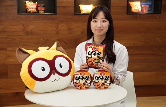 [포커스人]올여름 국물없는 라면전쟁…"밀리면 국물도 없다"