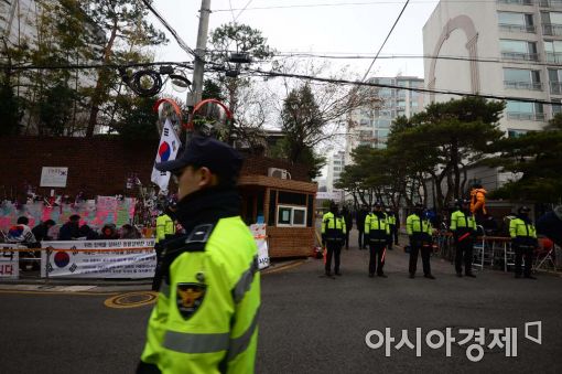 [포토]삼엄한 경비의 박근혜 자택 앞 