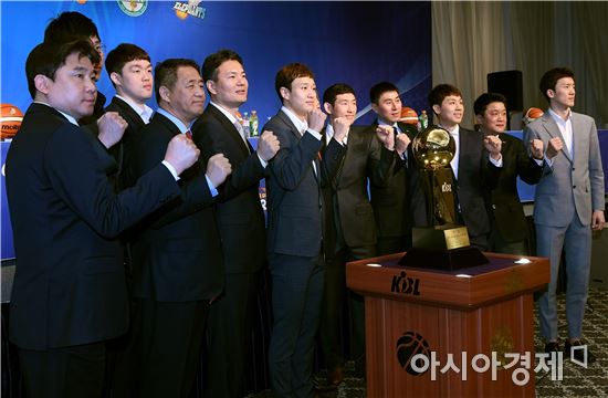 [포토]'우승 트로피를 향해'