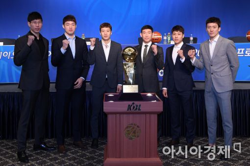 [포토]'프로농구 플레이오프 트로피의 주인은?'