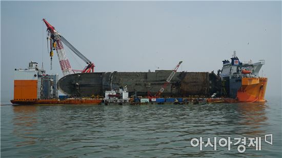 세월호를 선적한 반잠수식 선박에서 28일 부력타워를 제거하기 위한 작업이 진행되고 있다.(사진:해양수산부)