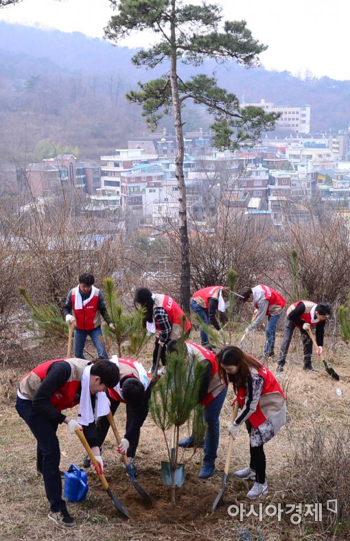 [포토]롯데닷컴, 남산 숲 가꾸기