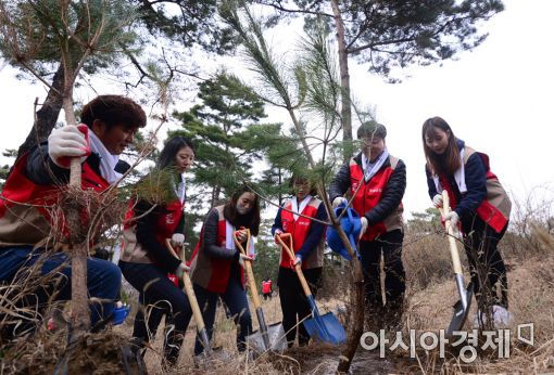 [포토]남산 숲 가꾸는 롯데닷컴
