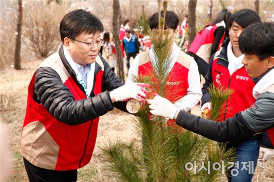 김형준 롯데닷컴 대표(왼쪽에서 첫번째)가 심은 소나무 묘목에 이름표를 달고 있다. 
