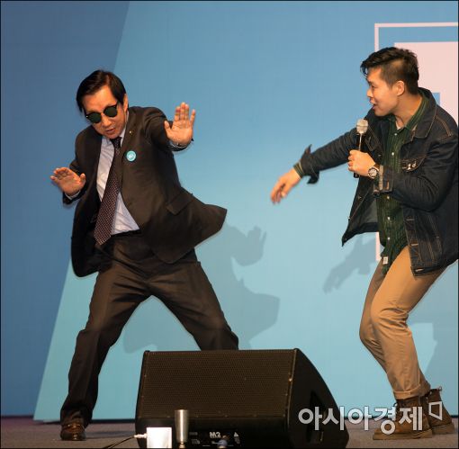 [포토]김성태의원 '춤사위'