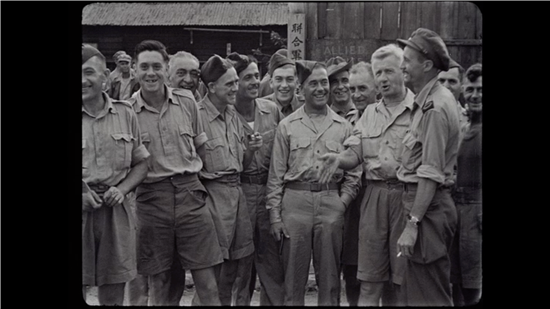 해방의 기쁨 1945년 경성. 연합군 포로수용소 앞에 모인 호주군. 수용소를 빠져나와 기쁜 모습이다.