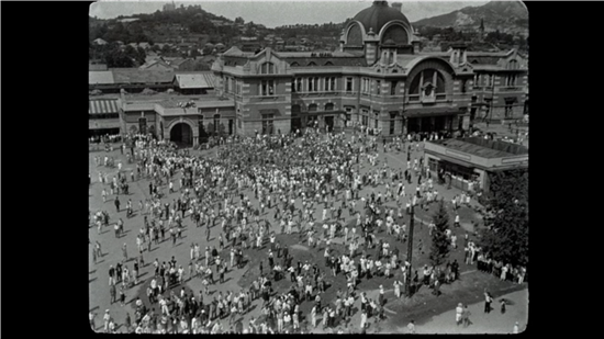 해방의 기쁨 1945년 경성. 서울역 앞.