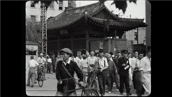 해방의 기쁨 1945년 경성. 보신각 앞.
