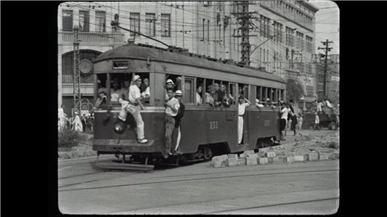 해방의 기쁨 1945년 경성. 전차를 이용하는 서울 시민의 모습.