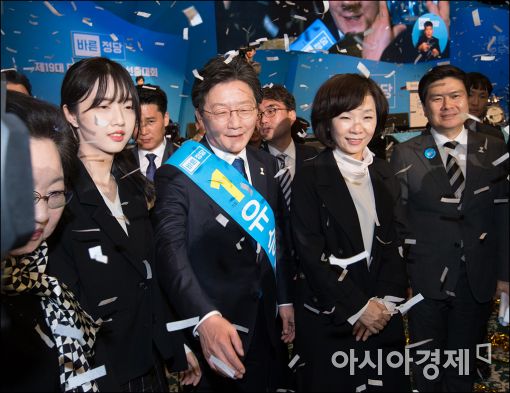 [포토]가족들과 사진찍는 유승민 후보