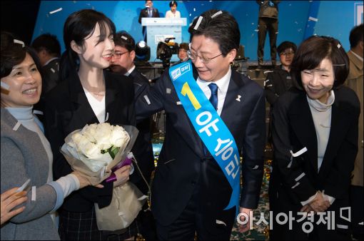 [포토]딸에게 축하 받는 유승민 후보