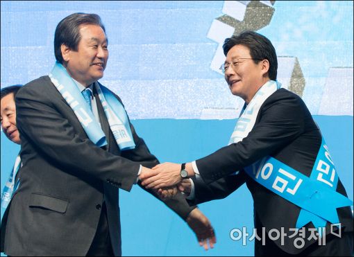 [포토]유승민 후보에게 축하 인사 건네는 김무성