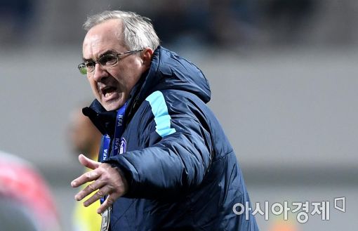 기술위 "슈틸리케 축구대표팀 감독 유임 결정" (속보)
