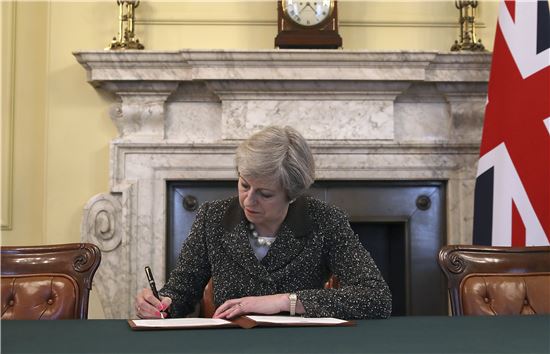 EU 탈퇴 서한에 서명하는 메이…"모든 영국인들을 위한 것"