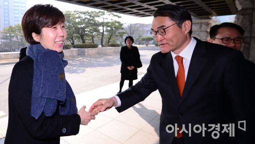 [포토]이선애 신임 헌법재판관, 첫 출근