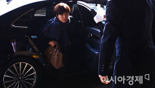 [포토]이선애 신임 헌법재판관, 첫 출근