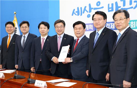 중기중앙회, 더불어민주당 방문 '7대 정책과제' 전달