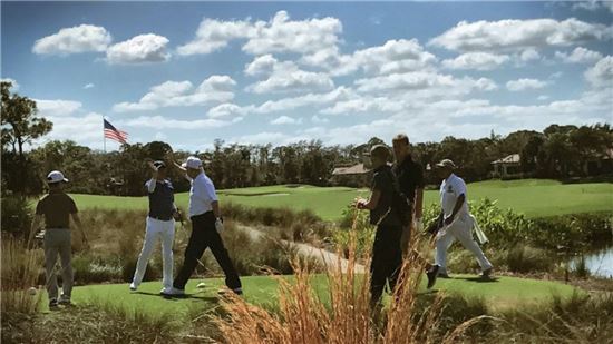지난달 11일(현지시간) 미국 플로리다주 팜비치 마라라고 리조트에서 도널드 트럼프 미국 대통령과 아베 신조 일본 총리가 골프를 치다가 손을 마주치고 있다. (사진출처=트럼프 트위터)