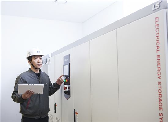 LS산전 관계자가 MW(메가와트)급 ESS용 PCS를 점검하고 있다.(사진=LS산전)
