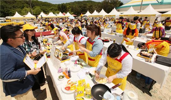 지난해 열린 오뚜기 가족요리페스티발에서 참가 가족들이 요리를 하며 즐거운 시간을 보내고 있다.