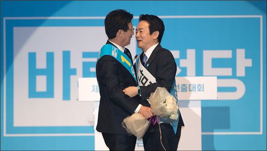 남경필 경기도지사(오른쪽)가 바른정당 대선후보 경선에서 승리한 유승민 후보에게 축하인사를 건네고 있다. 