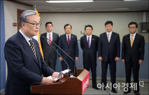 [포토]사퇴의사 밝힌 인명진 비대위원장