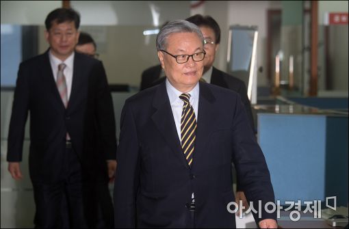 [포토]긴급 기자회견 갖는 인명진 비대위원장