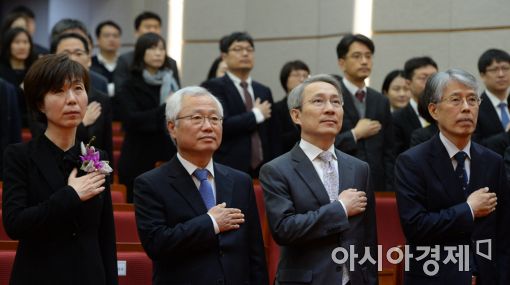 [포토]국민의례 하는 이선애 신임 헌법재판관