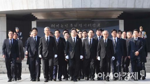 [포토]현충원 참배로 대선레이스 시작하는 유승민