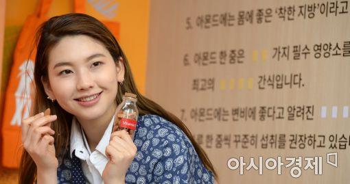 [포토]모델 김진경이 먹는 '캘리포니아 아몬드'