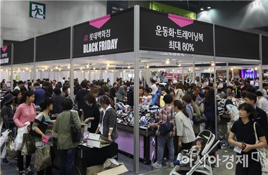 한 백화점 업체가 출장 세일을 진행하고 있다. 