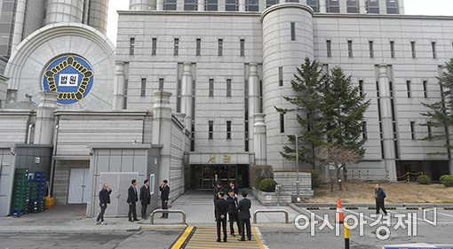 [포토]피의자 박근혜 기다리는 법원